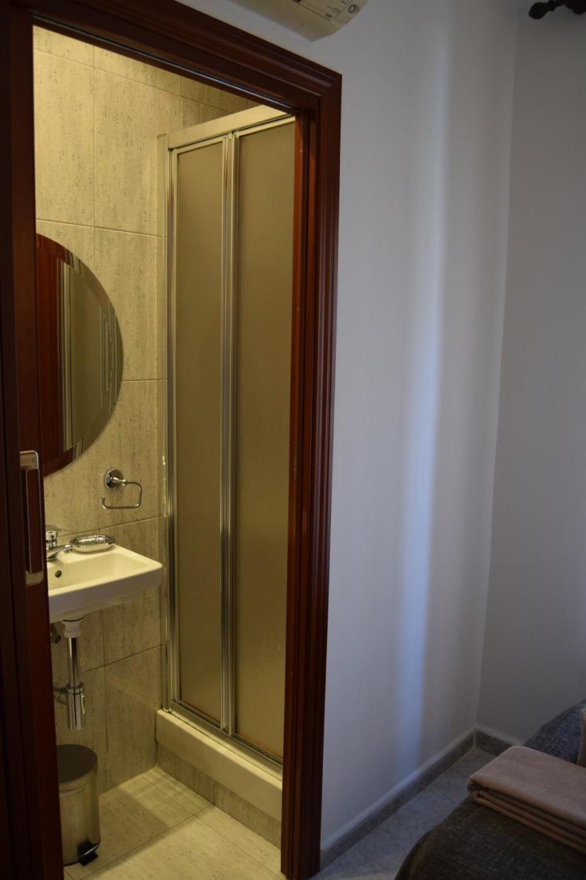 Hostal Rofer Madrid Exterior foto